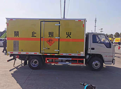 龙里爆破器材运输车工人安全操作规范与智能技术保障